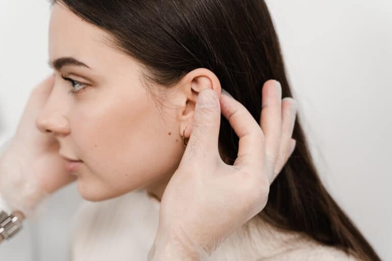 Opération des oreilles décollées : à quel âge peut-on la faire ?
